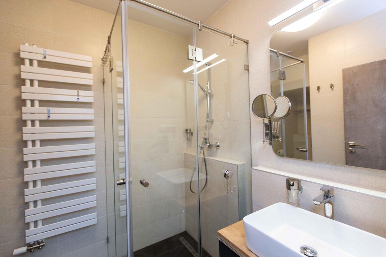 Premium Rooms By Hi5 - Style At The Comedy Theater Budapeste Exterior foto