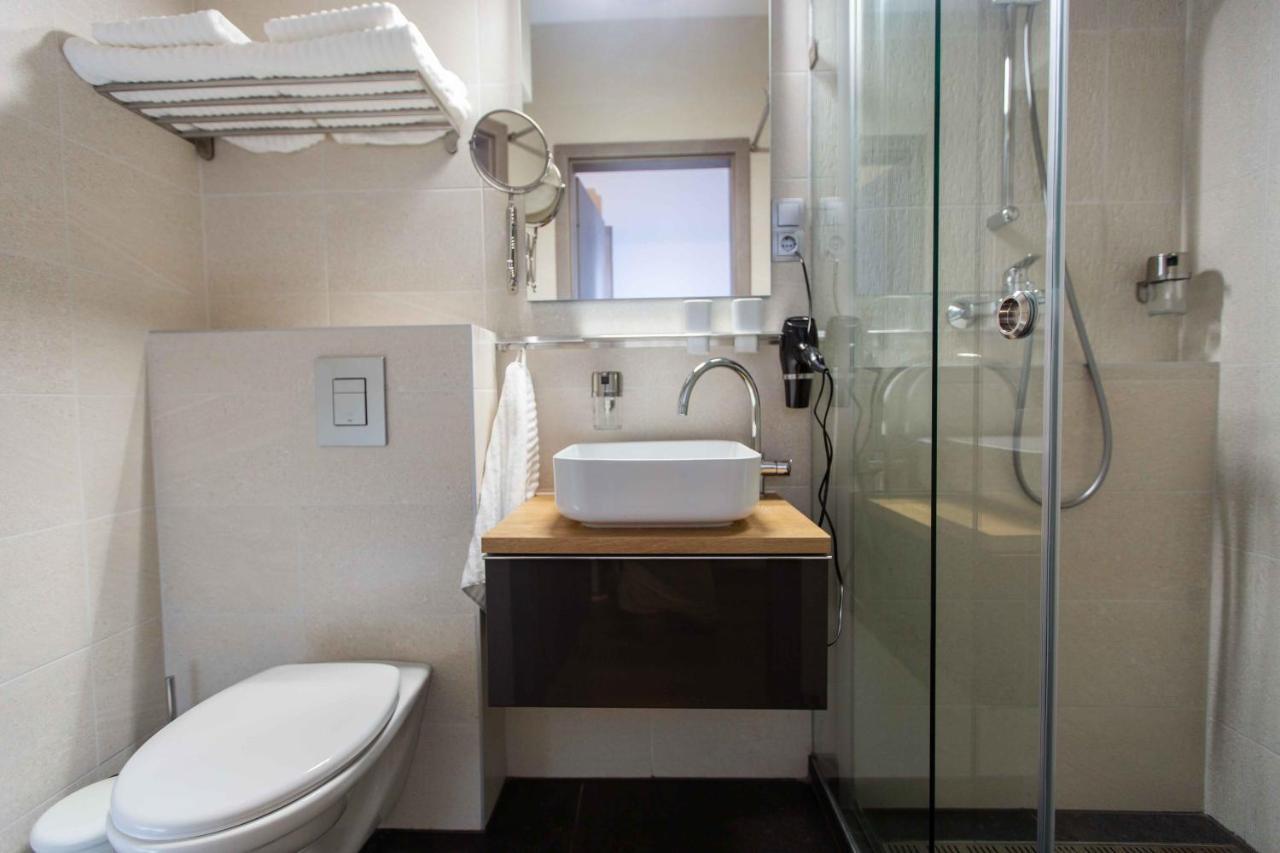 Premium Rooms By Hi5 - Style At The Comedy Theater Budapeste Exterior foto