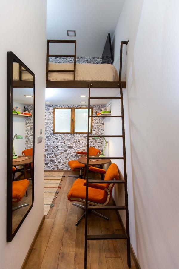 Premium Rooms By Hi5 - Style At The Comedy Theater Budapeste Exterior foto