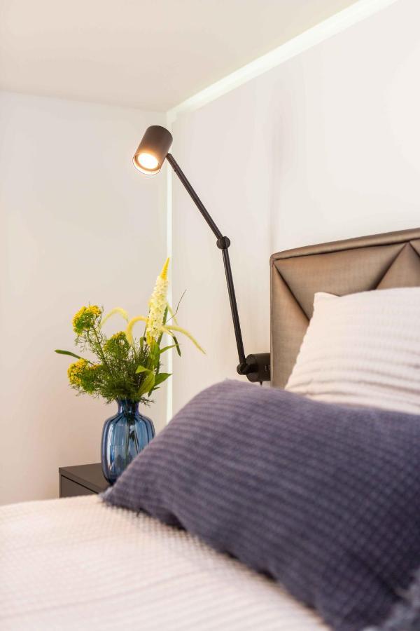 Premium Rooms By Hi5 - Style At The Comedy Theater Budapeste Exterior foto