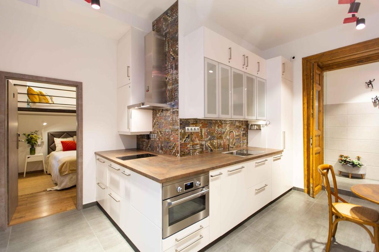 Premium Rooms By Hi5 - Style At The Comedy Theater Budapeste Exterior foto