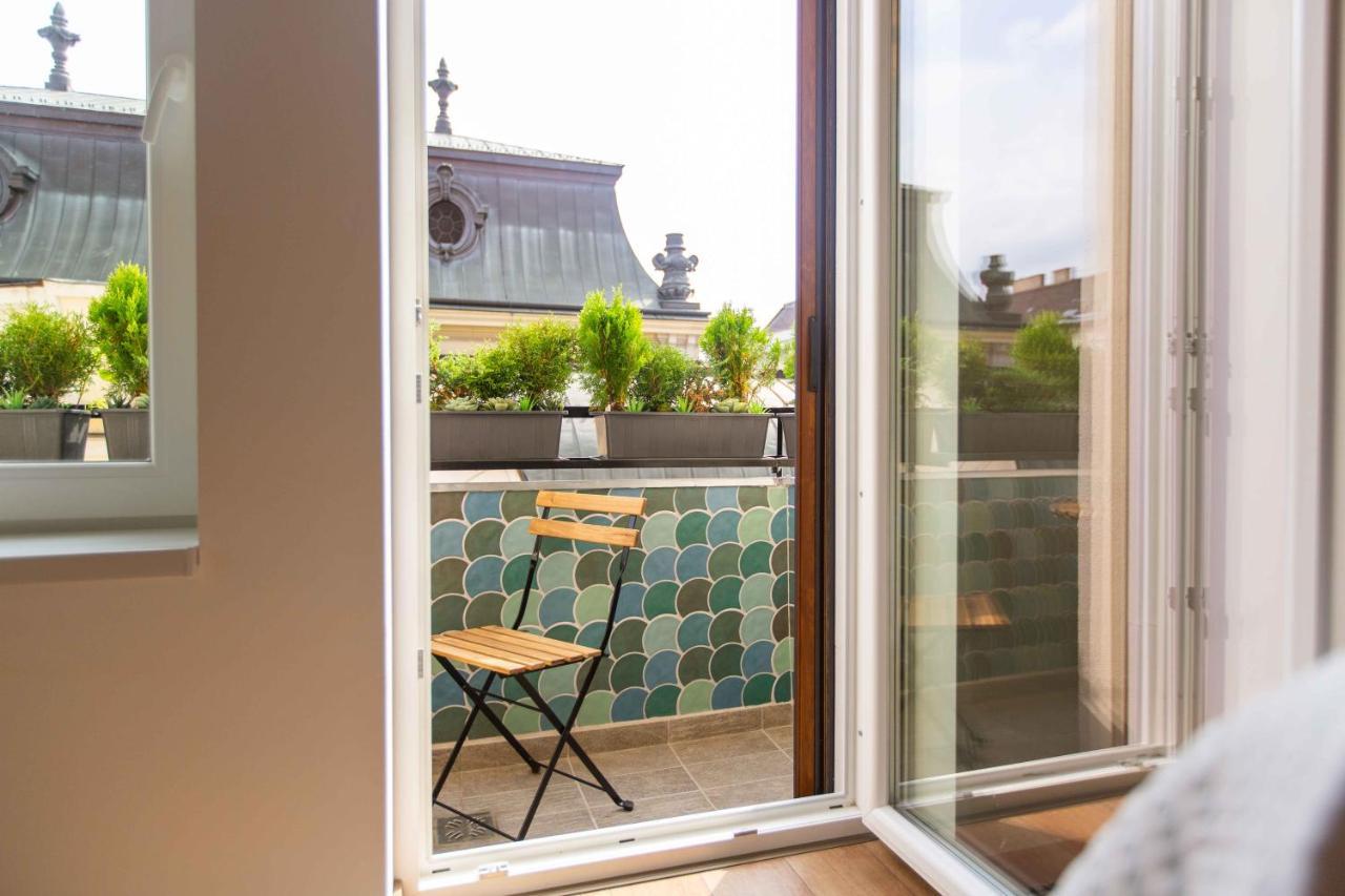 Premium Rooms By Hi5 - Style At The Comedy Theater Budapeste Exterior foto