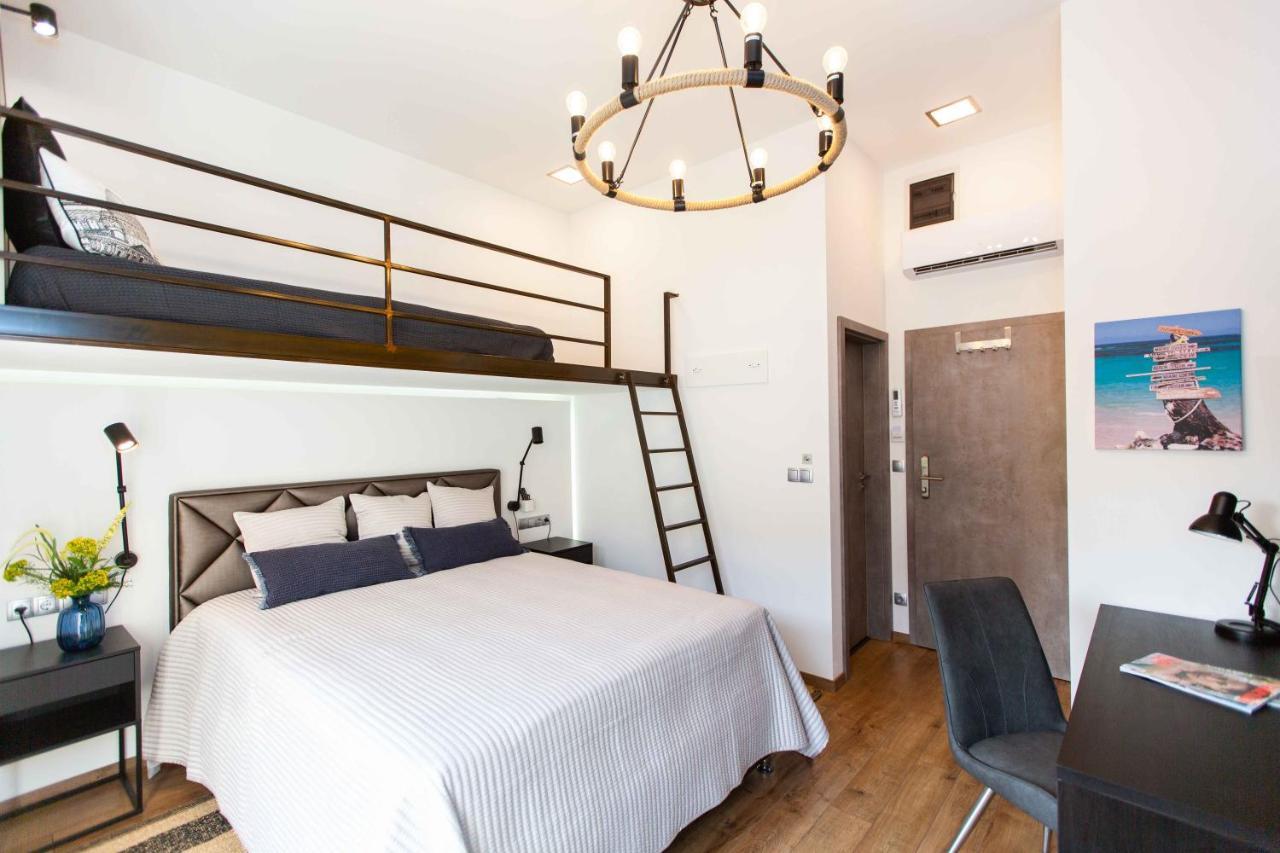 Premium Rooms By Hi5 - Style At The Comedy Theater Budapeste Exterior foto