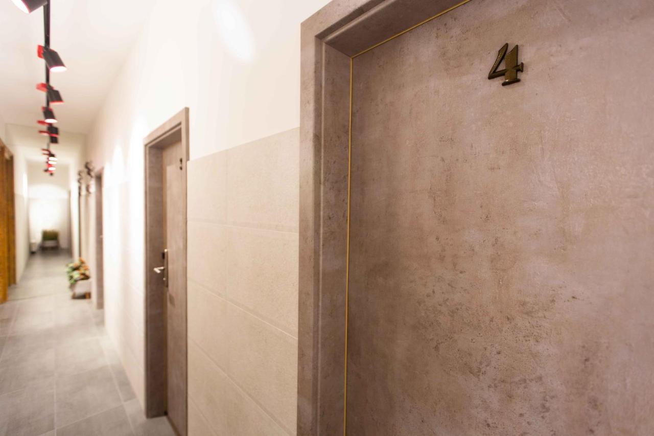 Premium Rooms By Hi5 - Style At The Comedy Theater Budapeste Exterior foto