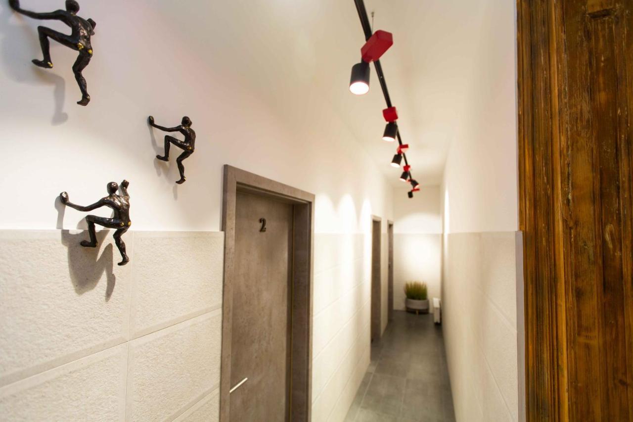 Premium Rooms By Hi5 - Style At The Comedy Theater Budapeste Exterior foto