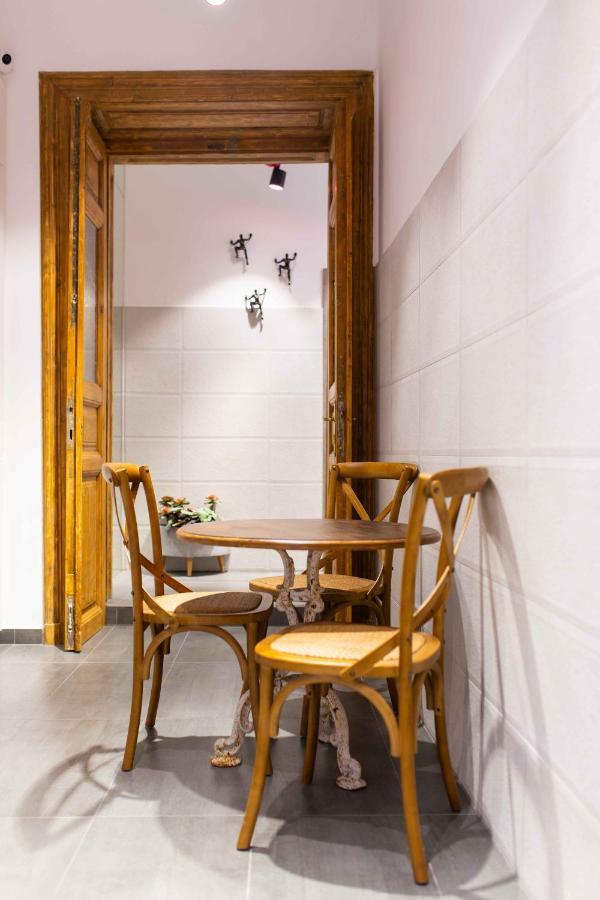 Premium Rooms By Hi5 - Style At The Comedy Theater Budapeste Exterior foto