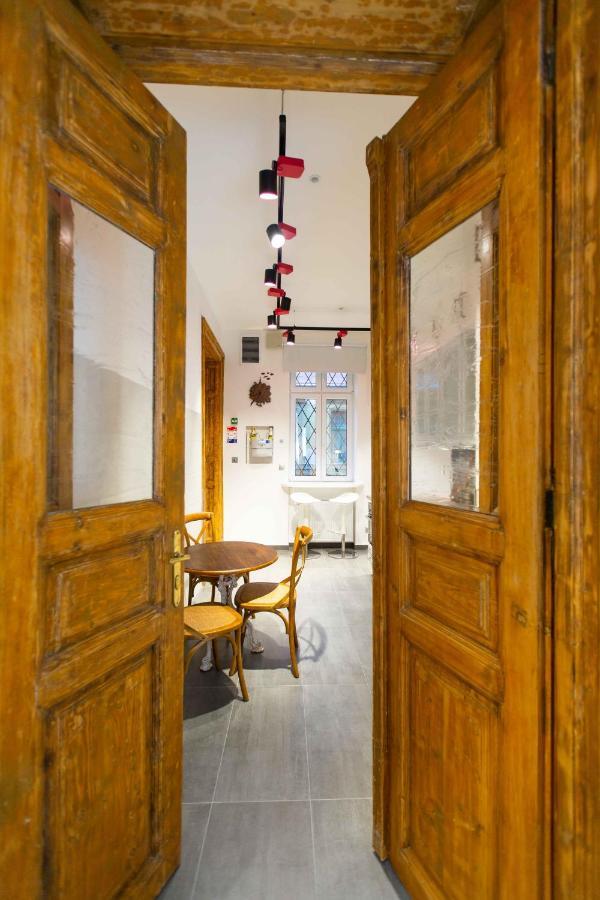 Premium Rooms By Hi5 - Style At The Comedy Theater Budapeste Exterior foto