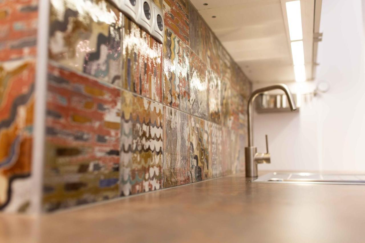 Premium Rooms By Hi5 - Style At The Comedy Theater Budapeste Exterior foto