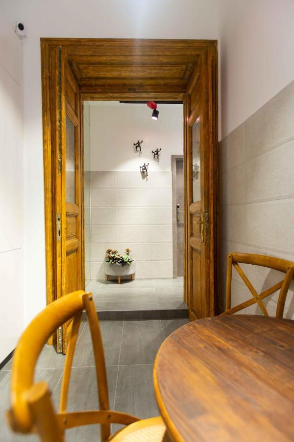 Premium Rooms By Hi5 - Style At The Comedy Theater Budapeste Exterior foto
